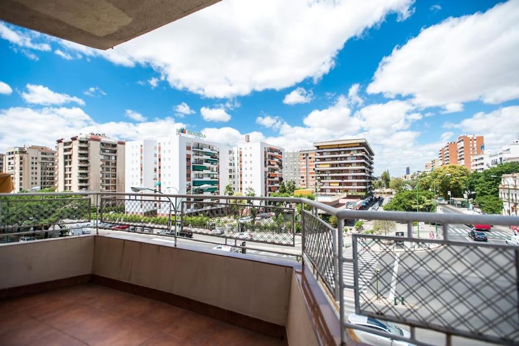Apartamento Amplio Piso En Nervion, Excelente Zona De La Ciudad. Sevilla Exterior foto